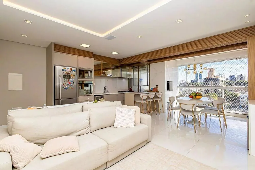 Sala de estar integrada à cozinha e à varanda gourmet, com vista da cidade — apartamento reformado no Mercês, Curitiba