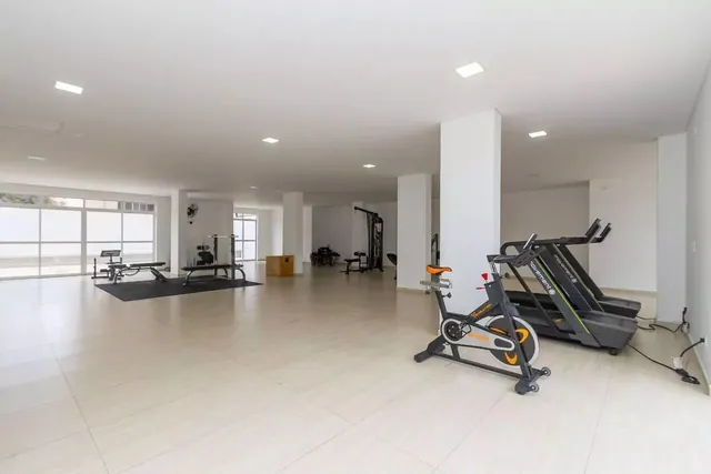 Academia do Edifício Annecy com esteira, bicicleta ergométrica e aparelhos de musculação