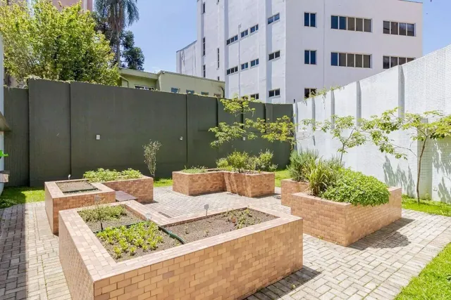 Horta comunitária com canteiros elevados no Edifício Annecy, Mercês