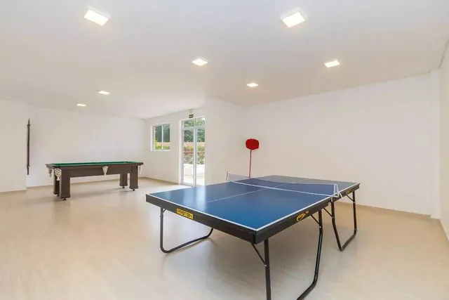 Mesa de ping-pong no salão de jogos do condomínio, Mercês, Curitiba