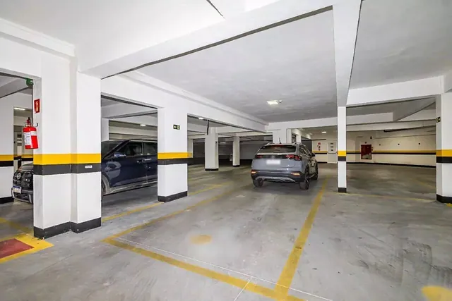 Garagem coberta do Edifício Annecy com vagas demarcadas